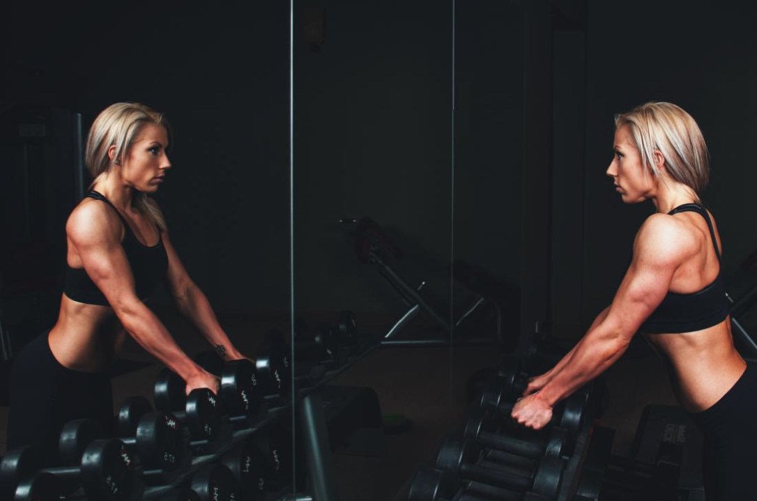 woman-lifting-weights-at-the-gym